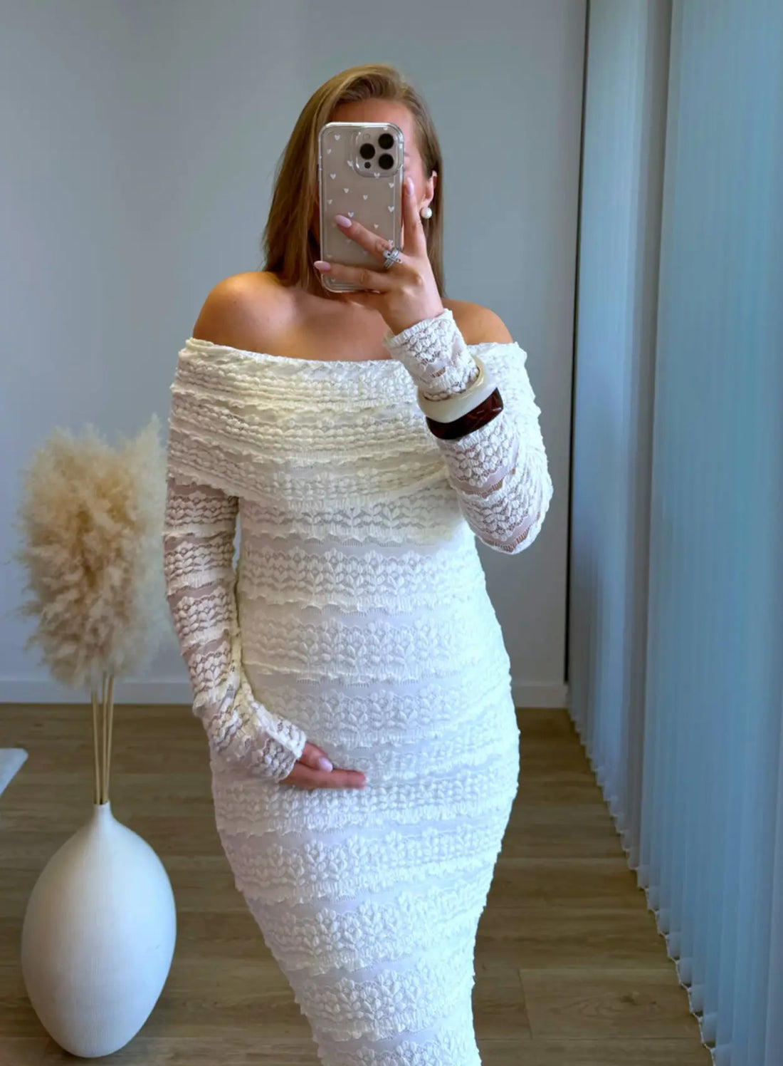 ALMA - Robe longue de grossesse col bardot crème en dentelle