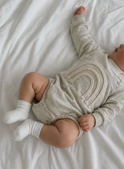 AURORE - Tenue en maille et arc-en-ciel pour bébé