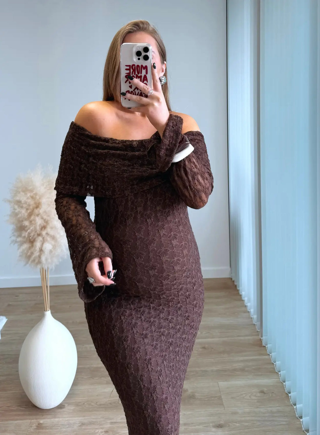 DARLING - Robe longue de grossesse col bardot chocolat en dentelle